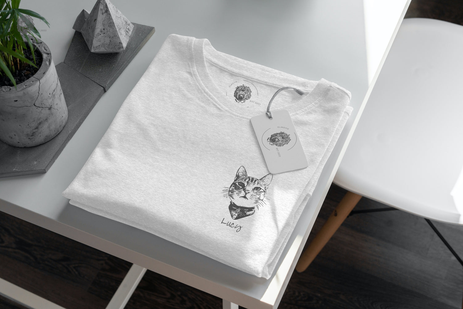 custom pet portrait on eco friendly products. Fashion for petlovers, unique to your individual pet. Sustainable, organic cotton, certified. Elmojis turns your pet into sketched portraits. Whether you choose a unisex or kids T-shirt or sweatshirt, a mug, tote, pouch or waterbottle - these pet portraits are more than just an emoji.