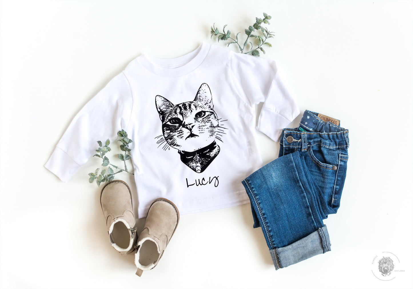 custom pet portrait on eco friendly products. Fashion for petlovers, unique to your individual pet. Sustainable, organic cotton, certified. Elmojis turns your pet into sketched portraits. Whether you choose a unisex or kids T-shirt or sweatshirt, a mug, tote, pouch or waterbottle - these pet portraits are more than just an emoji.